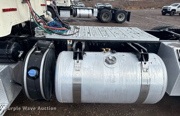 image for item DY6977 2017 Peterbilt 365 semi truck