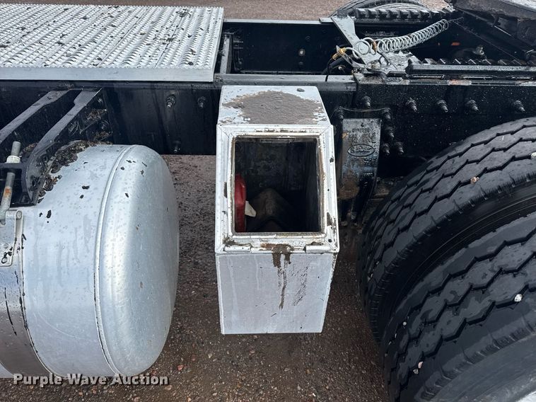 image for item DY6977 2017 Peterbilt 365 semi truck