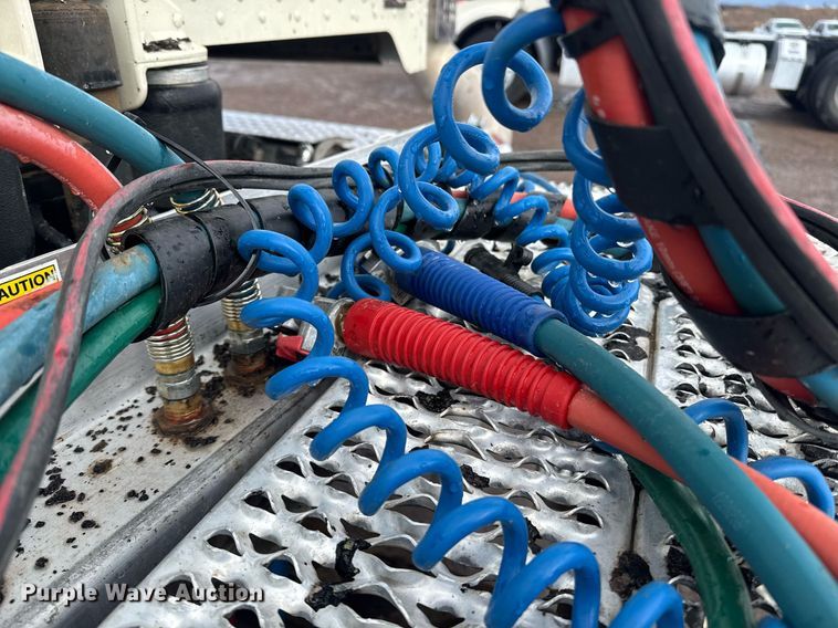 image for item DY6977 2017 Peterbilt 365 semi truck