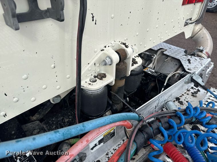 image for item DY6977 2017 Peterbilt 365 semi truck