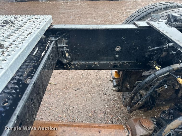 image for item DY6977 2017 Peterbilt 365 semi truck