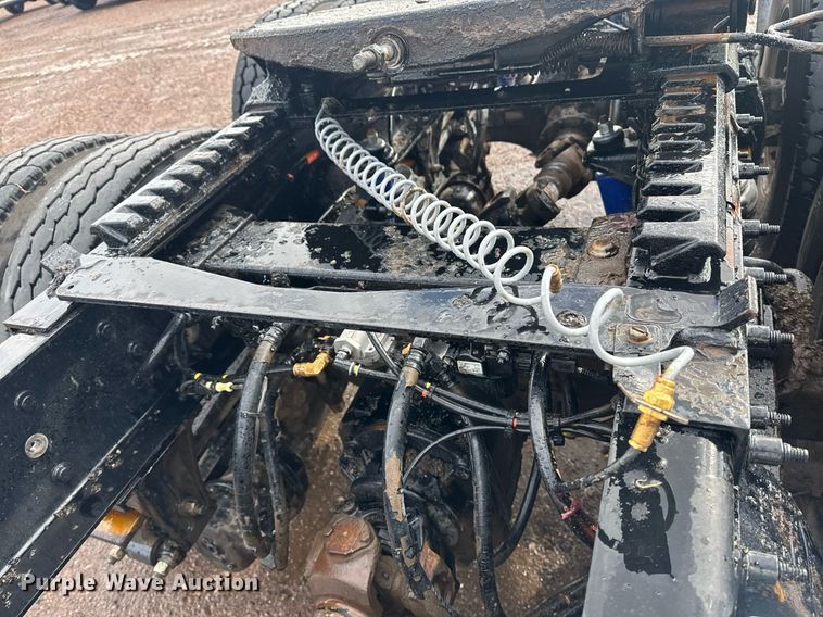 image for item DY6977 2017 Peterbilt 365 semi truck