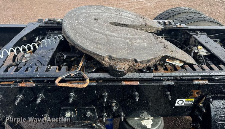 image for item DY6977 2017 Peterbilt 365 semi truck