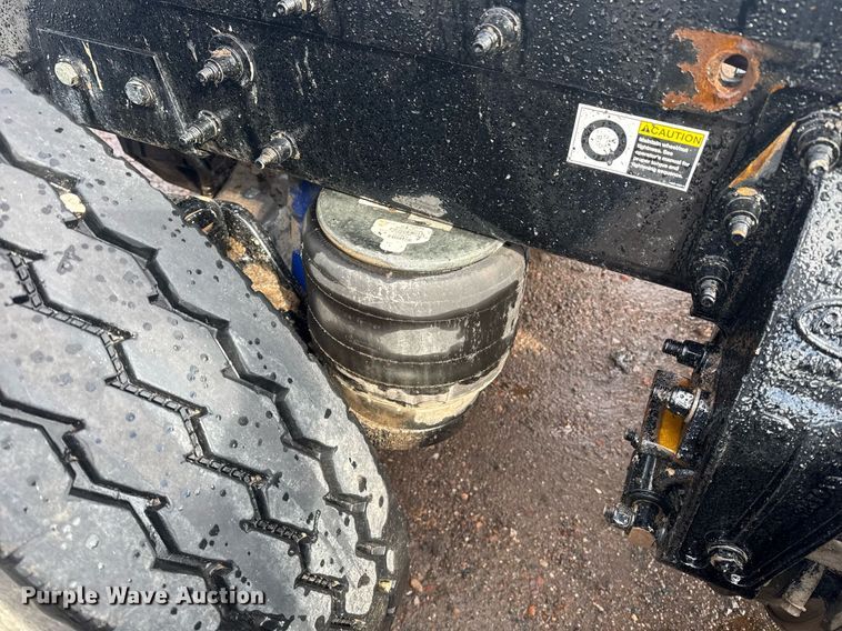 image for item DY6977 2017 Peterbilt 365 semi truck