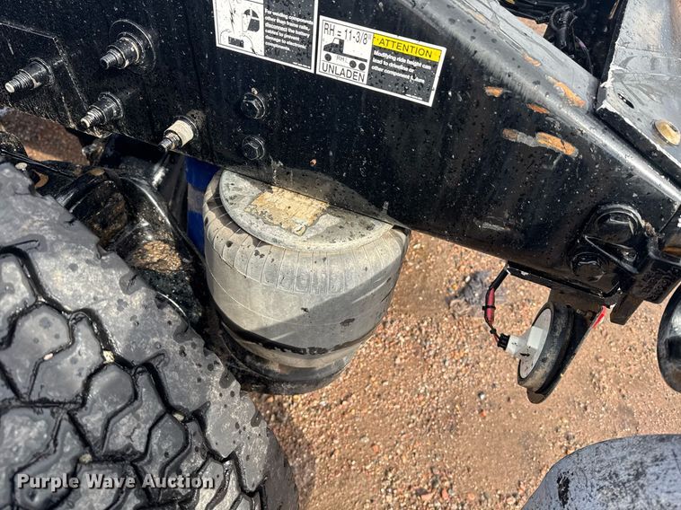 image for item DY6977 2017 Peterbilt 365 semi truck