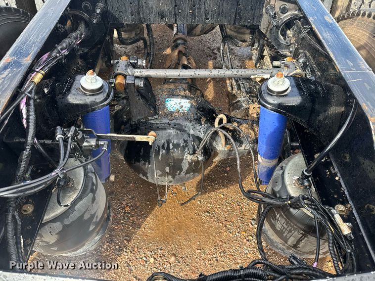 image for item DY6977 2017 Peterbilt 365 semi truck