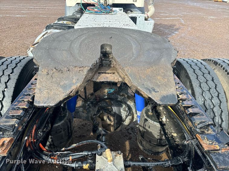 image for item DY6977 2017 Peterbilt 365 semi truck