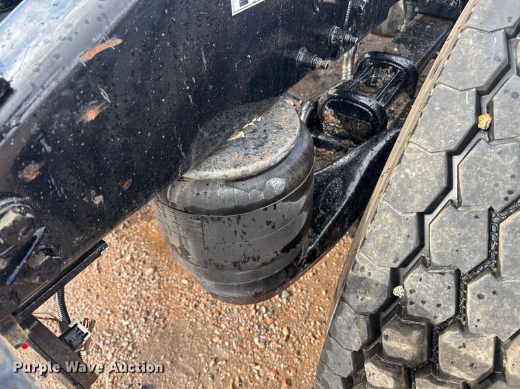 image for item DY6977 2017 Peterbilt 365 semi truck