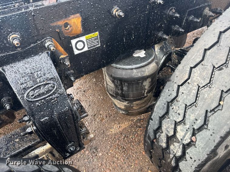 image for item DY6977 2017 Peterbilt 365 semi truck