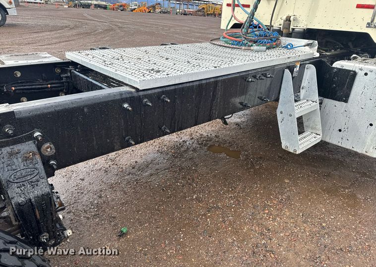 image for item DY6977 2017 Peterbilt 365 semi truck