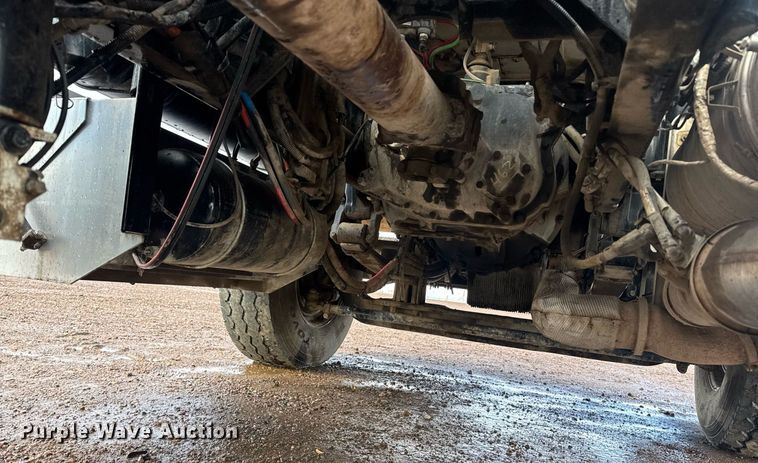 image for item DY6977 2017 Peterbilt 365 semi truck