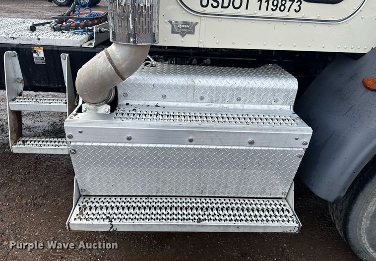 image for item DY6977 2017 Peterbilt 365 semi truck