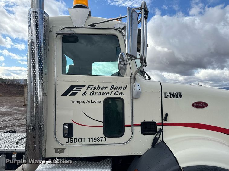 image for item DY6977 2017 Peterbilt 365 semi truck