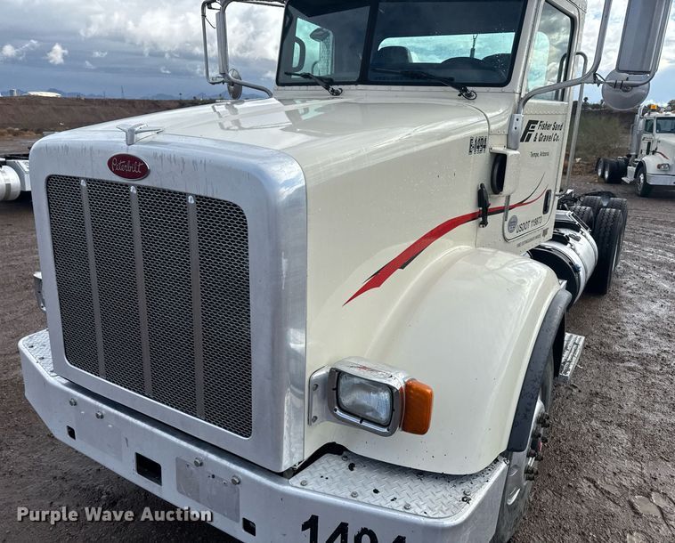 image for item DY6977 2017 Peterbilt 365 semi truck