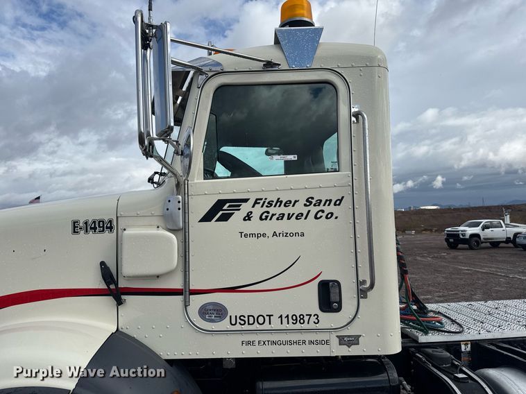 image for item DY6977 2017 Peterbilt 365 semi truck