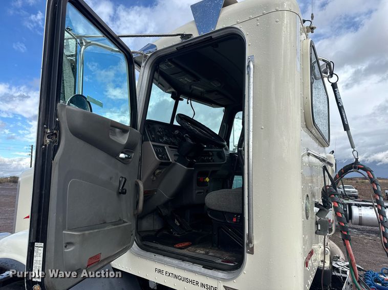 image for item DY6977 2017 Peterbilt 365 semi truck