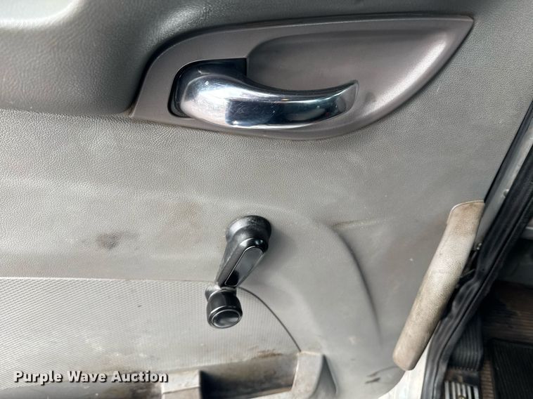 image for item DY6977 2017 Peterbilt 365 semi truck