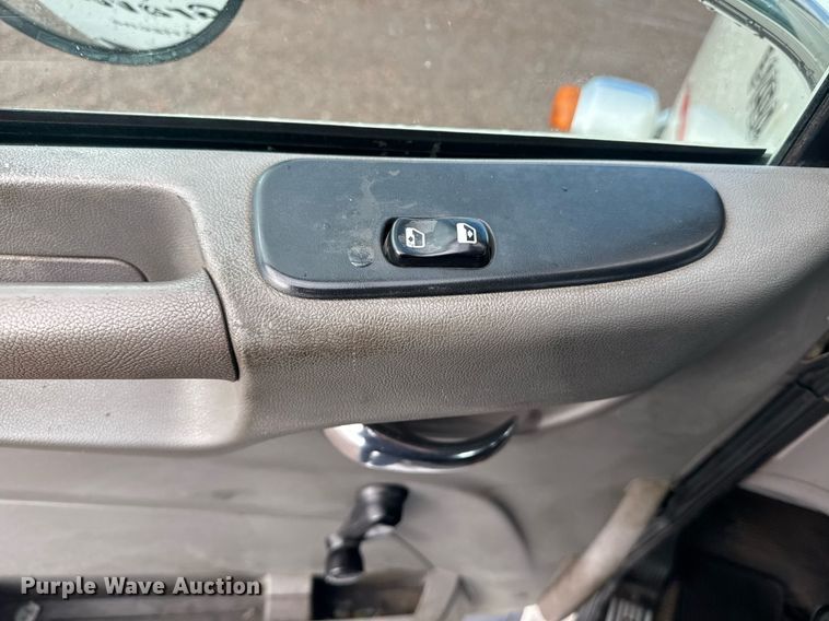 image for item DY6977 2017 Peterbilt 365 semi truck