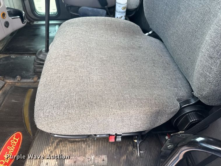 image for item DY6977 2017 Peterbilt 365 semi truck