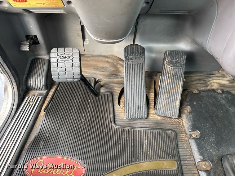 image for item DY6977 2017 Peterbilt 365 semi truck