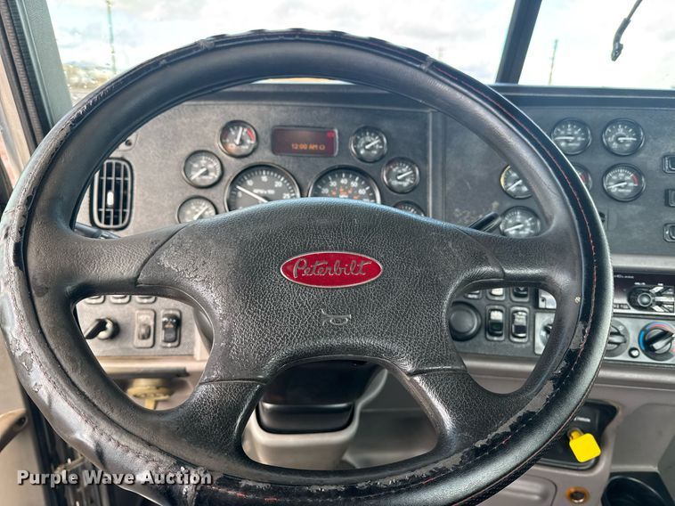 image for item DY6977 2017 Peterbilt 365 semi truck