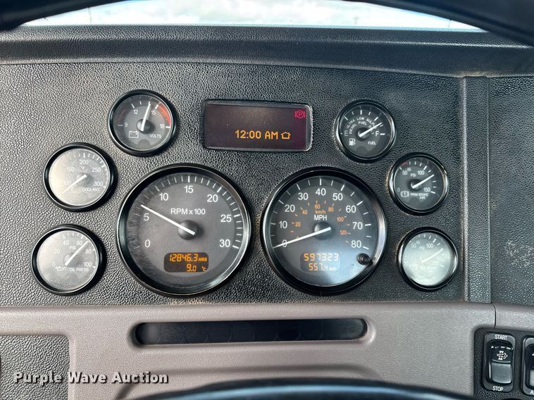 image for item DY6977 2017 Peterbilt 365 semi truck