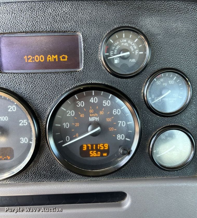 image for item DY6977 2017 Peterbilt 365 semi truck