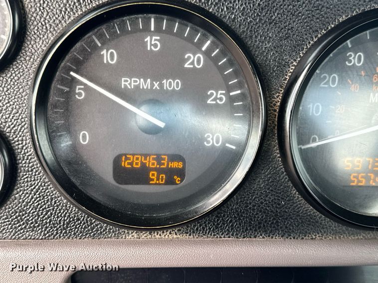 image for item DY6977 2017 Peterbilt 365 semi truck