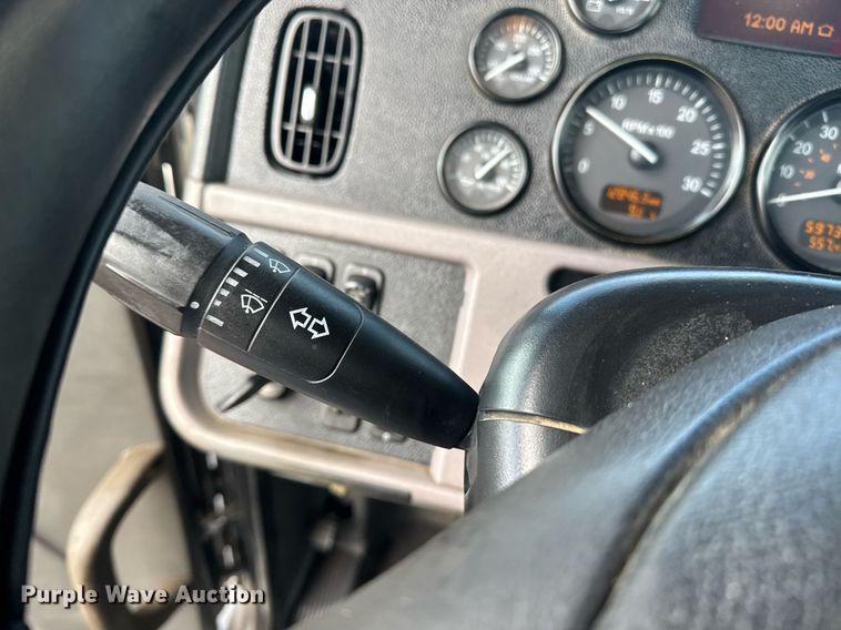 image for item DY6977 2017 Peterbilt 365 semi truck