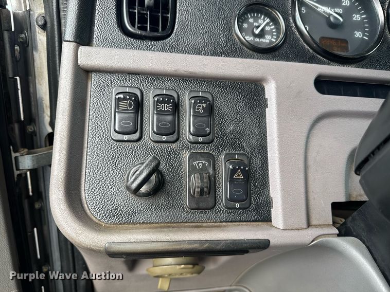 image for item DY6977 2017 Peterbilt 365 semi truck