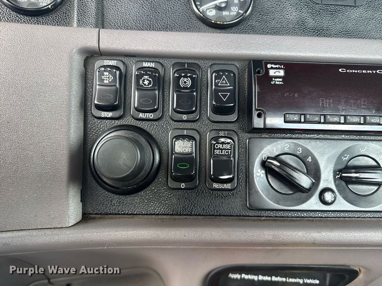 image for item DY6977 2017 Peterbilt 365 semi truck