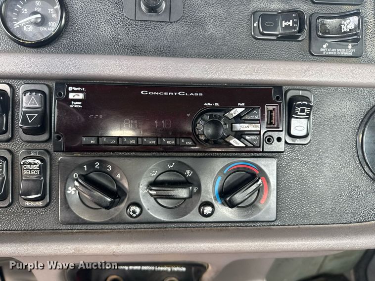 image for item DY6977 2017 Peterbilt 365 semi truck