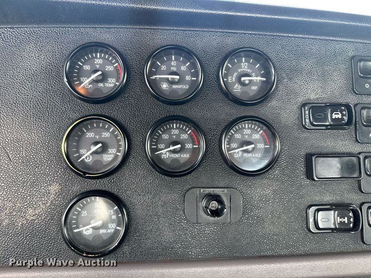 image for item DY6977 2017 Peterbilt 365 semi truck