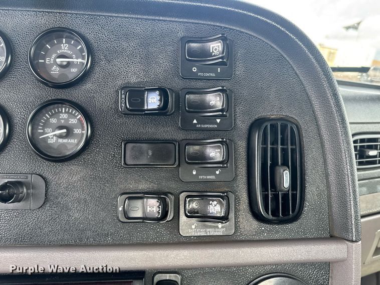 image for item DY6977 2017 Peterbilt 365 semi truck