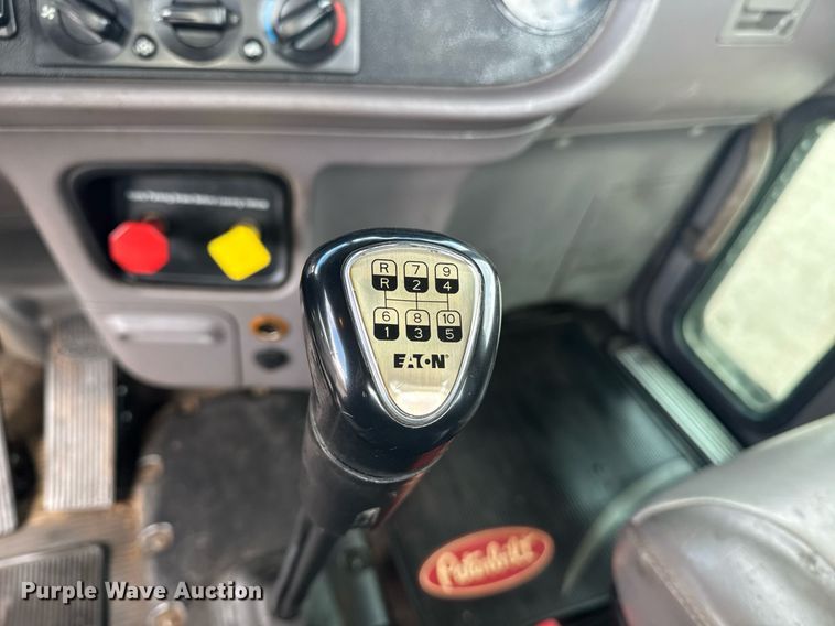 image for item DY6977 2017 Peterbilt 365 semi truck