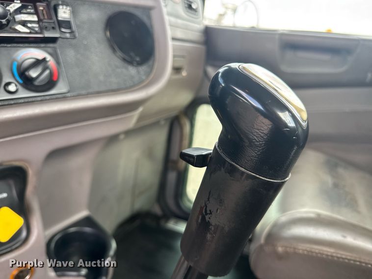 image for item DY6977 2017 Peterbilt 365 semi truck