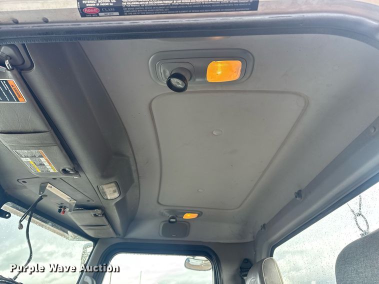 image for item DY6977 2017 Peterbilt 365 semi truck