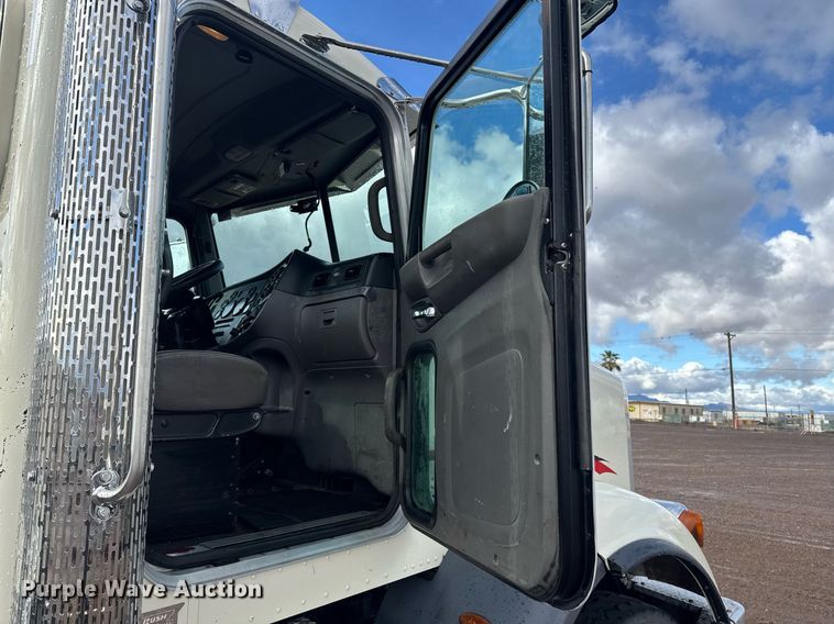 image for item DY6977 2017 Peterbilt 365 semi truck
