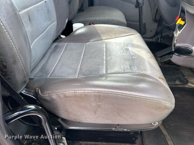 image for item DY6977 2017 Peterbilt 365 semi truck