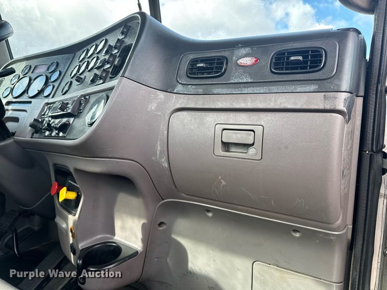 image for item DY6977 2017 Peterbilt 365 semi truck