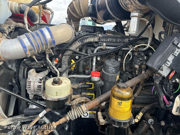 image for item DY6977 2017 Peterbilt 365 semi truck