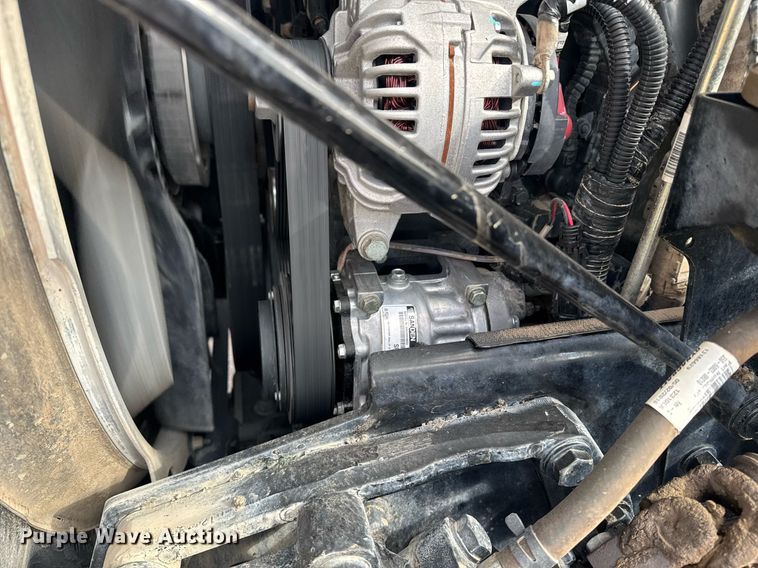 image for item DY6977 2017 Peterbilt 365 semi truck