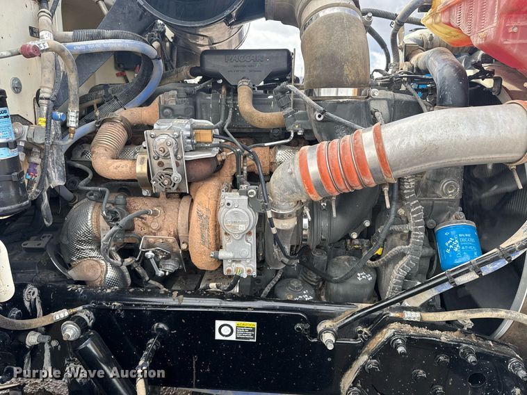 image for item DY6977 2017 Peterbilt 365 semi truck