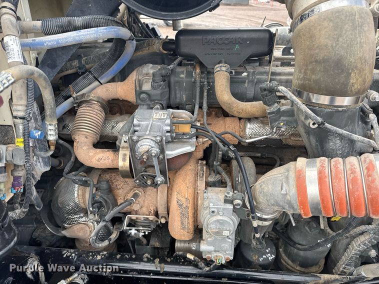 image for item DY6977 2017 Peterbilt 365 semi truck