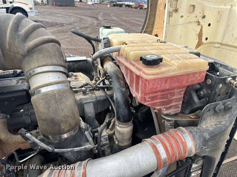 image for item DY6977 2017 Peterbilt 365 semi truck