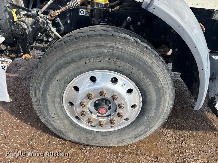 image for item DY6977 2017 Peterbilt 365 semi truck