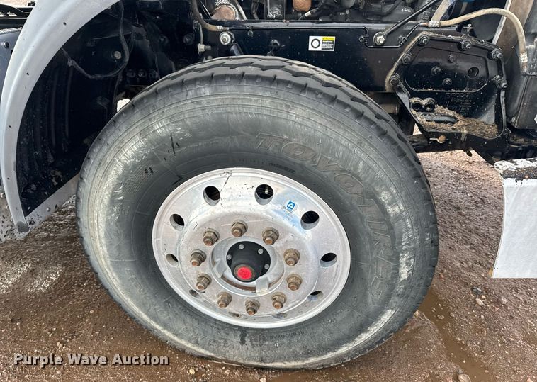 image for item DY6977 2017 Peterbilt 365 semi truck