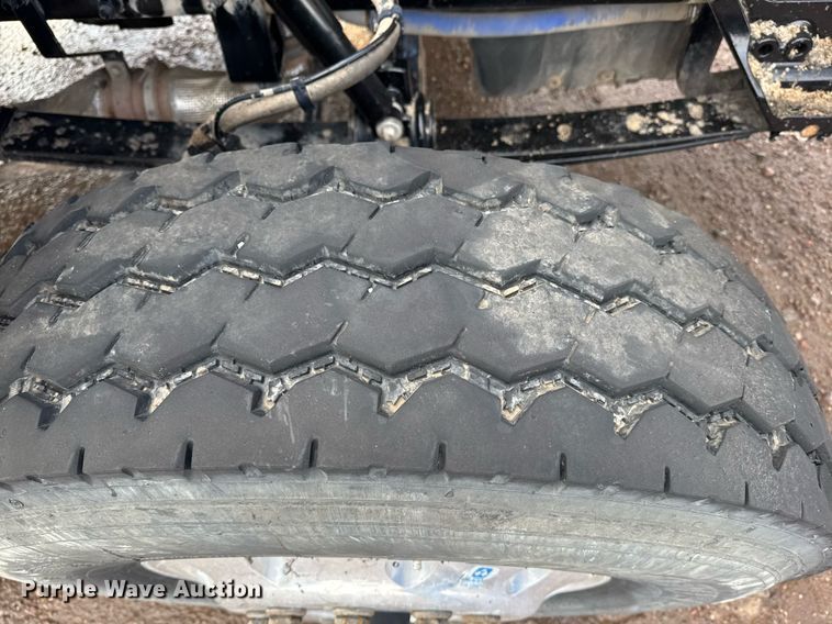 image for item DY6977 2017 Peterbilt 365 semi truck