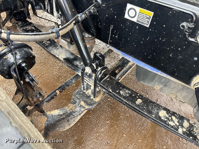 image for item DY6977 2017 Peterbilt 365 semi truck