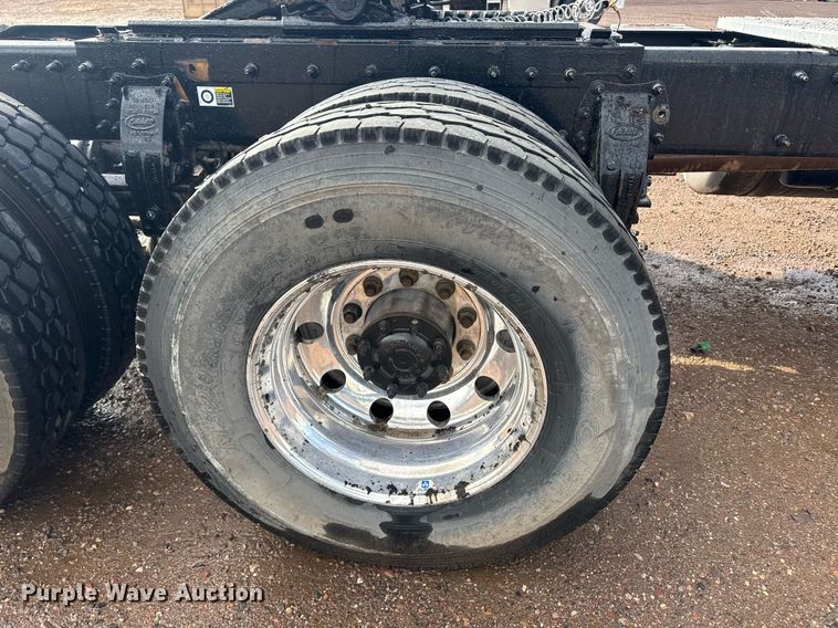 image for item DY6977 2017 Peterbilt 365 semi truck